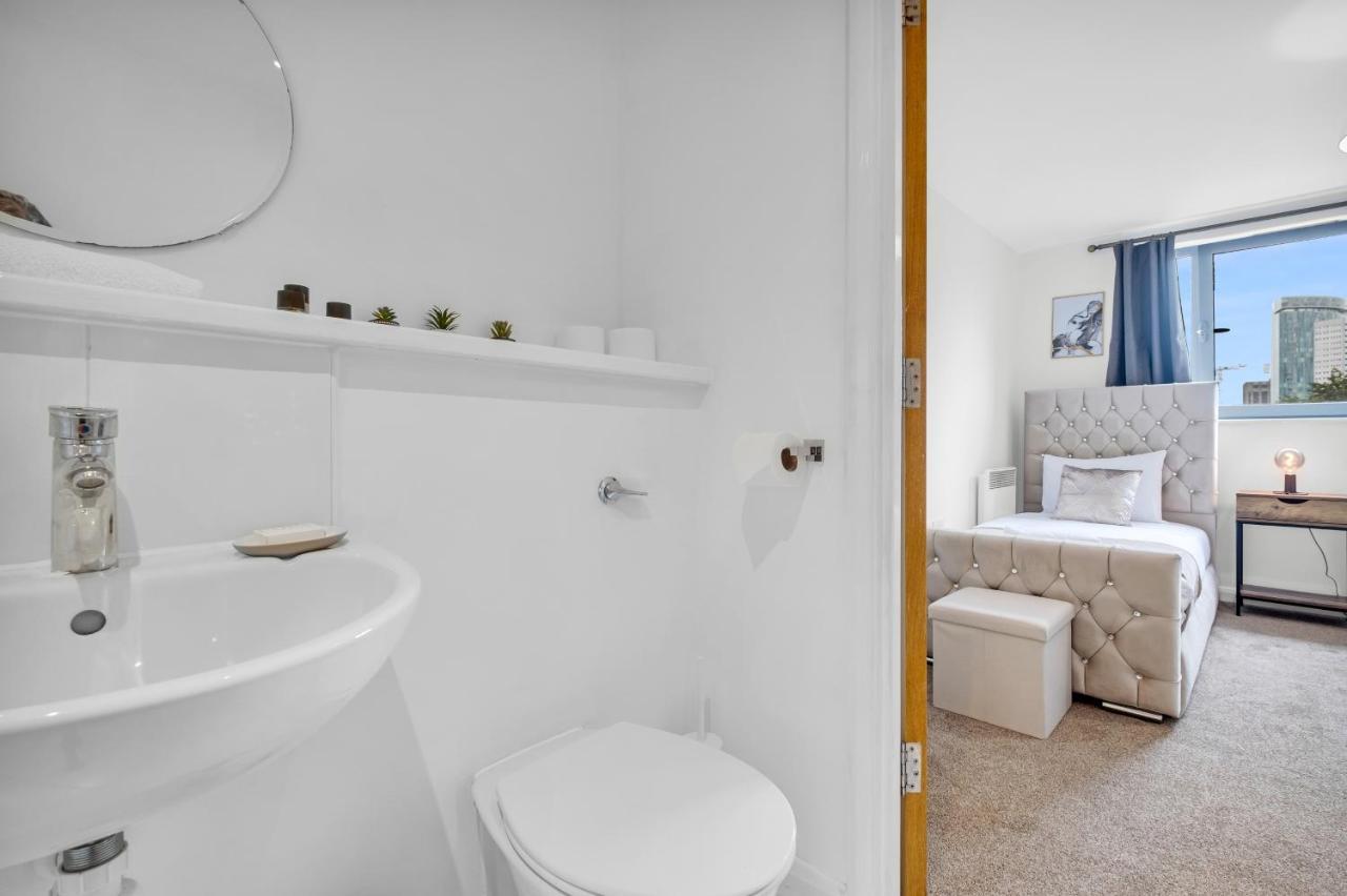 Stylish 4Th Floor 2 Bedroom En Suite City Centre Apartment With Parking By Azura Nights Birmingham Exterior foto